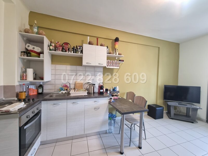 Piata Romana, langa Ambasada Angliei, 4 camere.